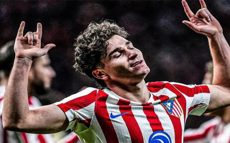 تمهيدًا لرحيله إلى برشلونة.. أتلتيكو مدريد يحدد بديل جوليان ألفاريز