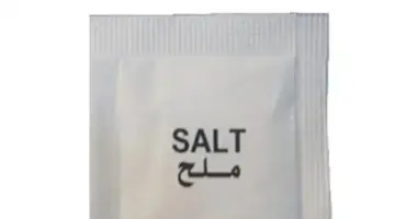 مرض نادر يجبر فتاة على حمل الملح معها دائما